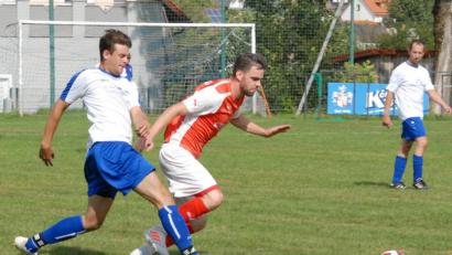 Bild: gb
Der Kreisklassen-Zweite SG Fuchsmühl besiegte den SC Mähring mit 4:2. Hier klärt Johannes Pirner (links) gegen den Mähringer Jiri Blaha.