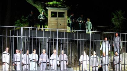 Bild: stg
Der "Gefangenenchor" ist ein zentrales Thema in Beethovens einziger Oper "Fidelio", die am Wochenende bei den Luisenburg-Festspielen aufgeführt wurde.