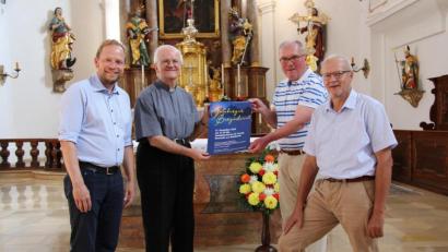 Bild: prh
Kirchenpfleger Michael Kippes, Stadtpfarrer Josef Häring, Organisator Bertram Erhardt und Verwaltungsmitglied Bernhard Uhl (von links) präsentieren das Plakat des Salzburger Bergadvents, der am 21.12. mit österreichischen Volksmusikgruppen in der Stadtpfarrkirche organisiert wird.