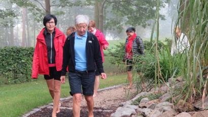 Bild: Hirsch
Vorsitzende Theresia Lorenz (vorne rechts) stellt das neue Herbst- und Winterprogramm des Kneipp-Vereins Schwandorf vor.