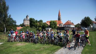 Bild: wro
Die Jugendbeauftragte Alexandra Hasenfürter (links im roten T-Shirt) organisiert immer die Radtour und fährt auch selber mit.