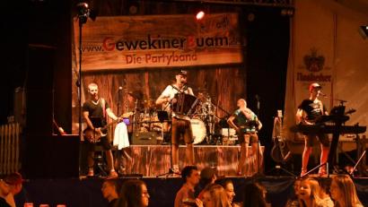 Bild: Freya Stöckl
Die Partyband "Gewekiner Buam und Madl" hatte ein breites Musikrepertoire im Gepäck. Von Austro-Pop über Schlager bis hin zu Rockmusik war für jeden Geschmack etwas dabei.