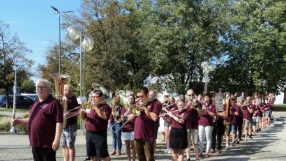 Bild: ksi
Einen musikalischen Empfang bereitete den Gästen die Musikkapelle Schwarzenfeld unter Leitung von Burkhart Weber.