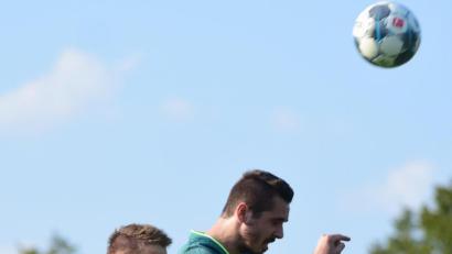 Bild: Schrems
Marco Kießling erzielte beide Treffer beim 2:1-Erfolg des SV Mitterteich gegen die SG Quelle Fürth. Das Bild zeigt den Torjäger (rechts) im Kopfballduell mit dem Fürther Lucas Werner.