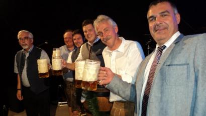 Bild: ksi
Bürgermeister Manfred Rodde und Festwirt Gerhard Böckl (von links) stoßen mit dem Vertreter der Brauerei Naabeck, Michel Weiler (rechts) und den Markträten auf ein gutes Gelingen der Feier an.