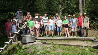 Bild: wro
Begleitet wurde der „LSG-Aktiventreff“ von den Naturpark-Rangern Amelie Nöth (rechts) und Jonas Ständer (Vierter von rechts) und dem Geschäftsführer des Naturparks Steinwald, Ernst Tippmann (Zweiter von rechts).