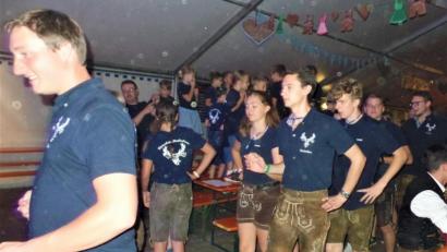 Bild: jml
Wenn die Weißenbrunner Kirwaleit am ersten September-Wochenende ihr Festl auf den Dörferer Höhen feiern, dann bebt nicht nur der Boden im Zelt.