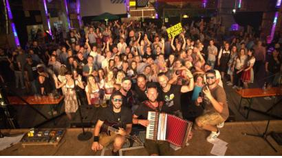 Bild: exb/Frederic Schuller
Die Partyband HWO sorgt am Samstag für beste Stimmung.