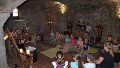Bild: sl
Das Burgfräulein zieht im Rittersaal die Kinder in seinen Bann.