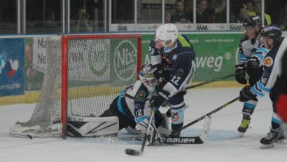 Bild: gb
Die Blue Devils verloren das erste Vorbereitungsspiel gegen HC Most Lvi mit 2:5. Hier taucht der Kanadier Chase Clayton vor dem Keeper der Tschechen, Lukas Hosnedl, auf.
