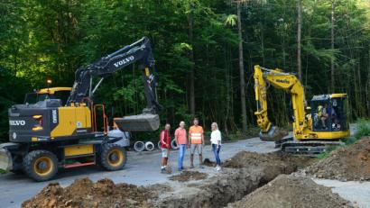 Bild: bey
Zweite Bürgermeisterin Andrea Lang (rechts) und Geschäftsleiter Günter Gschwindler (Zweiter von links) besprechen regelmäßig mit den verantwortlichen Mitarbeitern der Baufirma den Baufortschritt. Der Graben im Vordergrund dient dem Einbau eines neuen Rohrdurchlasses als Ersatz für das veraltete Bauwerk.