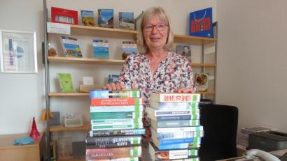 Bild: bph
Elfriede Jauernig, Leiterin der Pfarrbücherei, hält im Träsch-Haus einen ganzen Stapel neuer Bücher bereit.