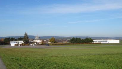 Bild: ak
Der Flugplatz in Speichersdorf ist Stein des Anstoßes. Manche Bürger wollen den spezifischen Lärm nicht mehr hinnehmen.