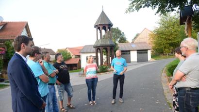 Bild: bey
Hochdorfs Ortsmitte war Ausgangspunkt für den Rundgang "CSU vor Ort". Dort zeigte sich, dass Anregungen anlässlich des gleichen Termins vor drei Jahren umgesetzt worden waren. Stellvertretender Ortsvorsitzender Alexander Radlbeck (Mitte), CSU-Ortsvorsitzender Dieter Schwab (rechts), Gemeinderat Tobias Forster (3. von links) nahmen die neuen Anregungen der wenigen Teilnehmer entgegen. Mit dabei auch MdL Stephan Oetzinger (links).