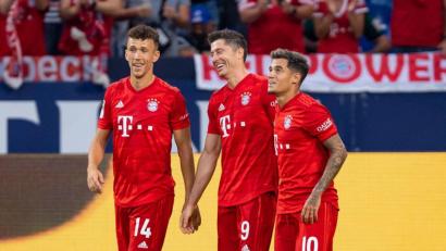Bild: Guido KirchnerDpa
Die Bayern-Neuzugänge Philippe Coutinho (rechts) und Ivan Perisic (links) mit Robert Lewandowski.