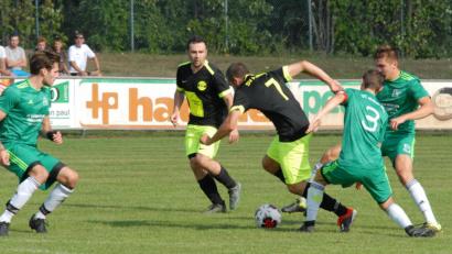 Bild: gb
Die "Ostler"-Verteidigung um Julian Weig (von links), Benedikt Sichert und Jakob Siegert hatte alles im Griff. Für die Plößberger David Lang und Christoph Schmidkonz (Zweiter und Dritter von links) gab es kein Durchkommen. Weiden siegte am Ende klar mit 4:0.