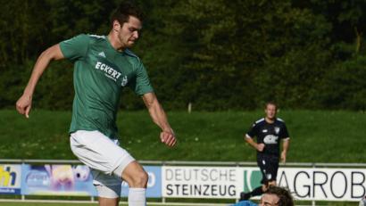 Bild: ham
Der Wernberger Alexander Grill Alexander (links) scheitert hier an David Kiener. Der Schlussmann des 1. FC Schwarzenfeld war mit mehreren Glanzparaden dafür verantwortlich, dass die Partie gegen den FC Wernberg unentschieden endete.