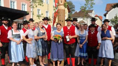Bild: mfh
Das neue Oberkirwapaar Miriam Berberich und Max Klose (Mitte) im Kreise seiner Freunde: Die Rosenberger Kirwa geriet am Wochenende wieder einmal zu einem Großereignis.