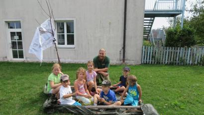 Bild: jzk
Betreuer Lucas Raithel half den Kindern beim Bau eines Piratenfloßes.