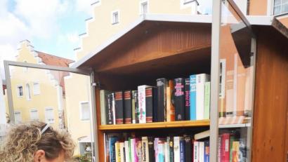 Bild: Thomas Dobler
Der Bücherschrank auf dem Schwandorfer Marktplatz hat kürzlich sein "Einjähriges" gefeiert. Er wird gut frequentiert und wer Lust hat am Stöbern, wird mit ziemlicher Sicherheit etwas Passendes finden.