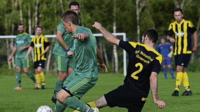 Bild: ham
Alexander Kirchberger von den Sportfreunden (Nummer 2) und FC-OVI-Teunz-Spieler Manuel Löffelmann im Zweikampf. Der FC hat nach der 3:4-Niederlage nun schon fünf Punkte Rückstand auf die SG Schönthal-Premeischl.