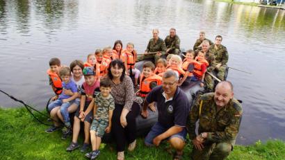 Bild: mmj
Sicherheit geht vor - eingepackt in Schwimmwesten starten die Kinder, mit im Bild (von rechts) Oberstabsfeldwebel Stefan Amann, Kriegerverein-Sprecher Norbert Veitenhansl und Bürgermeisterin Birgit Höcherl, zur Fahrt am Hahnenweiher.