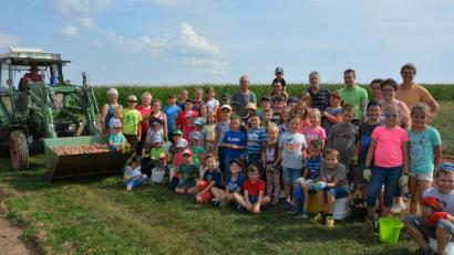 Bild: jr
50 Kinder waren auf Einladung der CSU Konnersreuth zum Kartoffelklauben auf ein Feld bei Höflas gekommen.