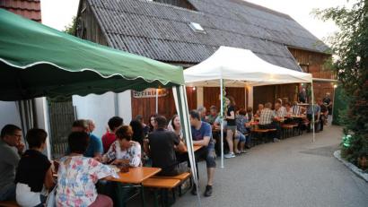 Bild: akp
Im Laufe des Abends füllten sich die Plätze immer mehr, den viele Besucher wollten noch die letzten Sommertage bei gutem Essen und Unterhaltung im Freien genießen.