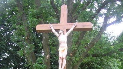 Bild: tu
Das neue Holzkreuz steht oberhalb des B-Fußballplatzes des TSV.