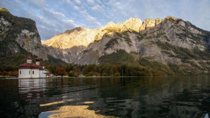 Bild: Lino Mirgeler/dpa
Die Kapelle Sankt Bartolomä am Königssee vor dem Watzmann, der von der Morgensonne angestrahlt wird. Auf dem Watzmann ist ein Bergsteiger aus Regensburg tödlich verunglückt.