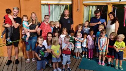 Bild: jml
250 Euro überreichen die "Moonrider" an den Kindergarten Arche Noah.