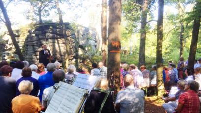 Bild: njn
Beim Zipfeltannengottesdienst feierte Pfarrer Christoph Zeh mit den Gläubigen den Berggottesdienst.