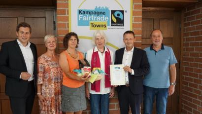 Bild: Dominik Hopperdietzel
Sie freuen sich über die Auszeichnung (von links): Nicolas Lahovnik (Wirtschaftsförderung), Cornelia Völkl (Wirtschaftsförderung), Renate Löw (Grüne), Christa Burzer (KAB), Bürgermeister Jens Meyer, Hermann Stadler (KAB).