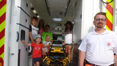 Bild: bk
Dem BRK-Rettungswagen mit Notfallsanitäter Felix Graf galt das Augenmerk der Kinder, ebenso dem HLF 20 und Mehrzweckfahrzeug der Brandschützer.