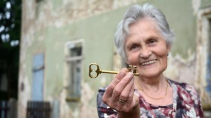 Bild: Gabi Schönberger
„Schlossherrin“ Hildegard Fischer 2018 mit einem Schlüssel für das Manteler Jagdschlössel.