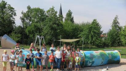 Bild: jzk
In frischen Farben erstrahlte der Tunnel auf dem Spielplatz nach der Malaktion von MALWAS.