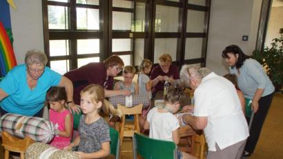 Bild: mmj
Buben und Mädchen, denen auch Bürgermeisterin Birgit Höcherl über die Schulter schaute, lernten beim Ferienprogramm der Stadt unter fachkundiger Anleitung die ersten Handgriffe für dieses Kunsthandwerk.
