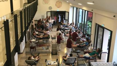 Bild: Stefanie Gradl
Nicht in der Mehrzweckhalle, sondern diesmal in der Pausenhalle der Vilsecker Schule lassen insgesamt 222 Spender ihr Blut.