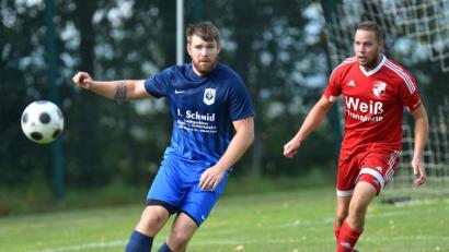 Bild: A. Schwarzmeier
Fabian Waldmann (links gegen Neustadts Dominik Scharf) brachte den TSV Pressath mit seinem Treffer zum 1:0 auf die Siegerstraße.