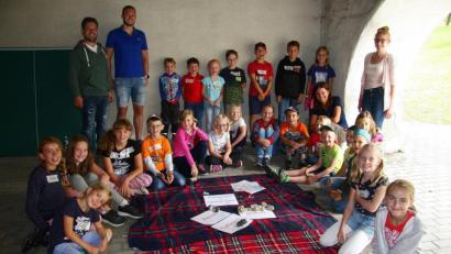 Bild: wro
Den Kindern machte der „Steine-Nachmittag“ mit Angela Scharnagl (hockend rechts) und den Vertretern der CSU und der Jungen Union, Michael Dutz, Marcel Rahn (von links) und Sophie Maurer (rechts), viel Spaß.