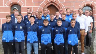 Bild: mfh
Die erfolgreichen Spieler mit ihren Trainern, Vertretern der beteiligten Vereine, Bürgermeister Michael Göth und Mitgliedern des Stadtrats.