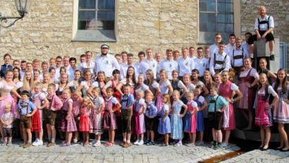 Bild: bjo
Ein herrliches Bild bot sich den Zuschauern mit 58 Jugendlichen und 20 Kindern.