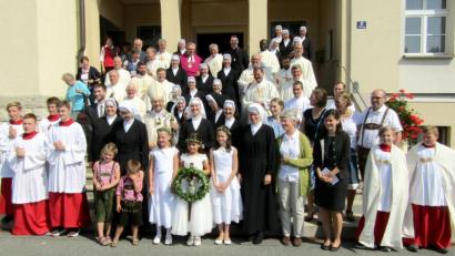 Bild: sck
Nach der Einkleidungsfeier (Bildmitte, vorne von links): Generaloberin Maria Anezka, Schwester Maria Lea Steiner, Erzbischof Ludwig Schick, Schwester Maria Johanna Schmidt, Provinzoberin Maria Lucilla und Schwester Maria Pauline Jacobi mit Geistlichen, Ordensschwestern und Angehörigen der Novizinnen.