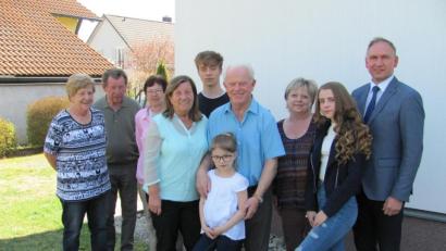 Bild: sei
Irene Kleber (Vierte von links) und Erhard Kleber (Vierter von rechts) feiern goldene Hochzeit. Die Glückwünsche des Marktes überbringt Bürgermeister Richard Kammerer (rechts).