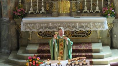 Bild: jzk
„Es wird scho alles recht wern“ hoffte der neue Pfarrer Thomas Kraus bei seinen ersten Gottesdiensten in der Stadtpfarrkirche in Kemnath.