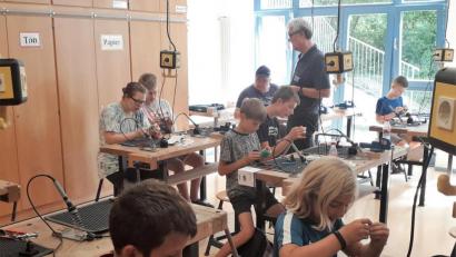 Bild: sche
Mit Begeisterung dabei sind die Kinder beim Ferienprogramm. Im Lötkurs lernen sie die Welt der Elektronik kennen.