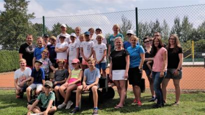Bild: exb
Hannes Kern (vorne links) hatte das generationenübergreifende Tennis-Zeltlager ideenreich und engagiert vorbereitet. Mit Hilfe vieler Unterstützer wurde das dreitägige Camp zu einem Höhepunkt im Tenniskalender.