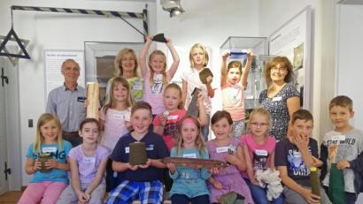 Bild: exb
Mit allen Sinnen waren die Kinder beim Ferienprogramm im Museumsquartier unterwegs. Im Bild die begeisterten Ferienkinder sowie ihre Betreuer (hinten von links) Manfred Kinle, Herta Zölch und Erika Rahm.