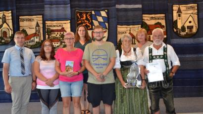 Bild: gi
Bürgermeister Hermann Ach (links) konnte Paula und Karl Schmid für den 20. Aufenthalt (rechts) ehren und danke sagen sowie Cornelia Hadwiger (Dritte von links) für den 10. Aufenthalt auszeichnen. Mit dabei die Quartiergeberinnen.