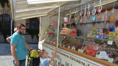 Bild: dob
Katrin Fuchs von der Mandelbrennerei aus Wunsiedel kommt seit Jahren bei jedem Wetter und nimmt jede Gelegenheit wahr, die Stammkunden zu bedienen. „Ich baue auf meine Stammkundschaft.“